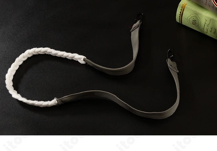 腰帯系アクセサリーのアップ。腰飾りの質感と固定方法が分かる。