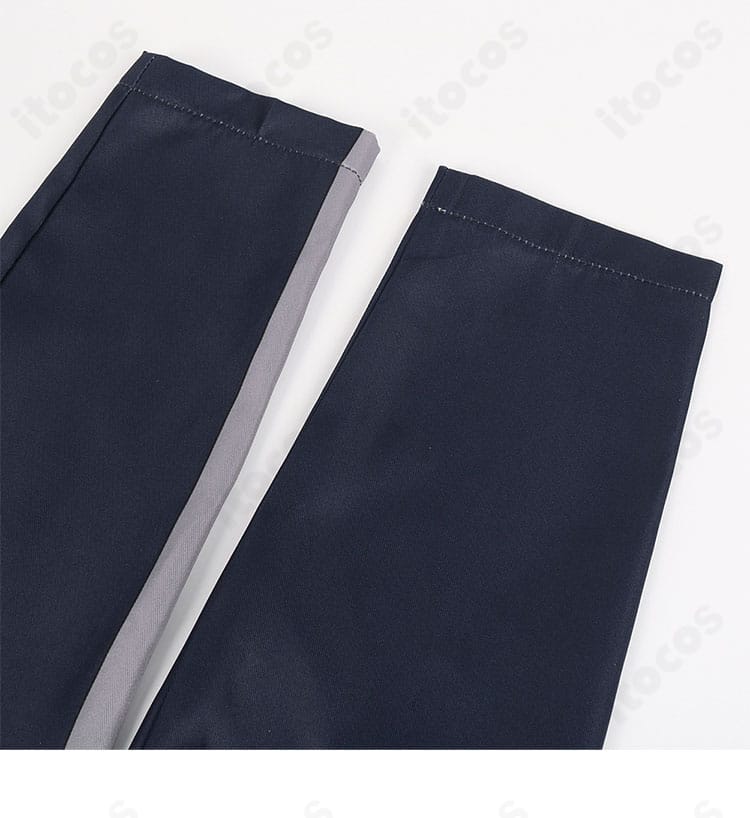 袖口装飾のアップ。ステッチと縁取りがキャラクターらしさを引き出すデザイン。