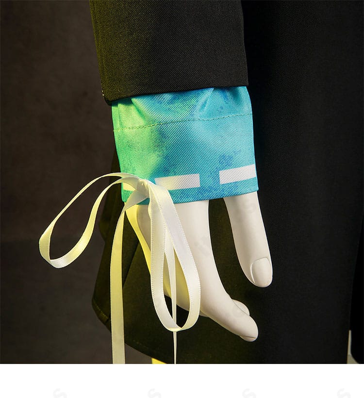 衣袖と袖口の装飾ディテール。カフの形状とステッチ、素材のマット感を確認できる画像。