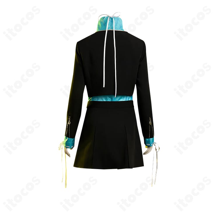 山岸風花 冬制服コスプレの背面。背中の縫製ラインとフィット感、裾の落ち感を確認できる画像。