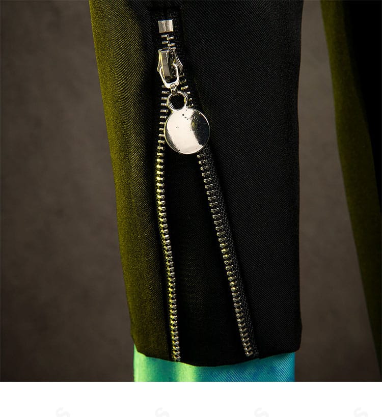 袖のジッパー調ディテールを接写。金具の質感と取り付け部の縫製を示した近接カット。