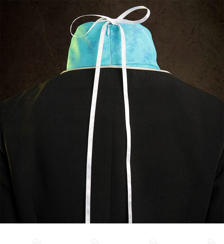 背面ディテールの強調画像。背中心のライン取りとコートの落ち感、フィットの確認用。