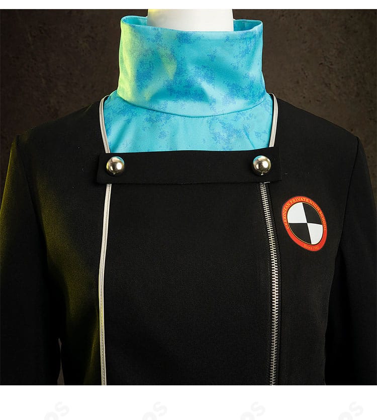 コート上衣の装飾ディテール。肩から胸にかけてのステッチと切替、質感の近接写真。