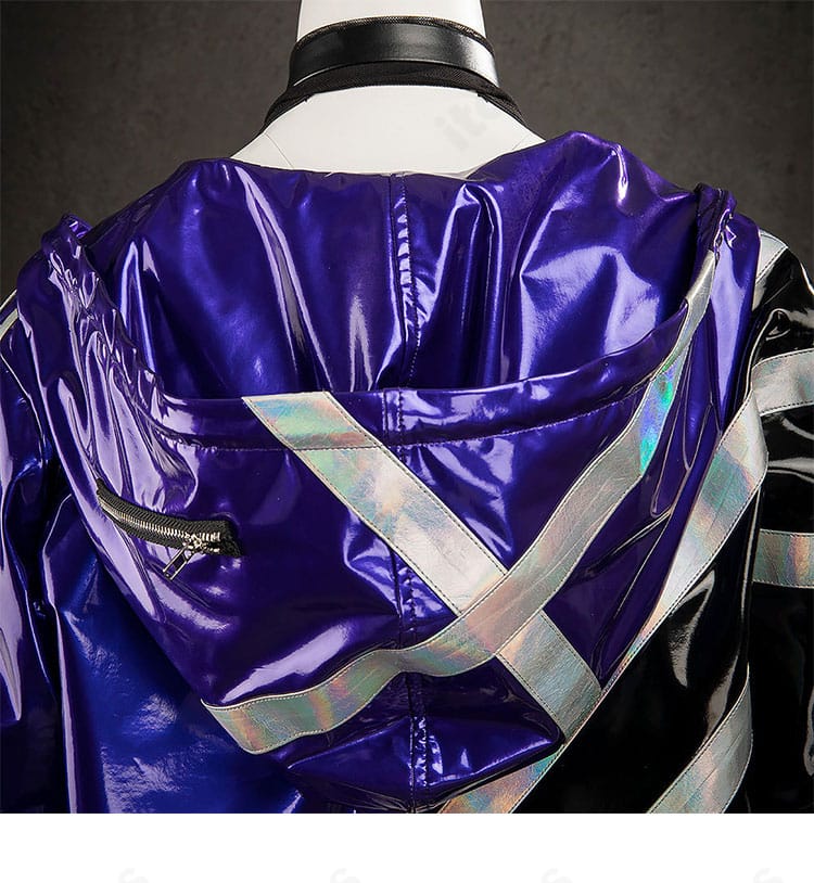 鉄拳8 レイナ コスプレ衣装 フード背面の装飾アップ。フードのボリュームと背面パネルの切り替えが見える。