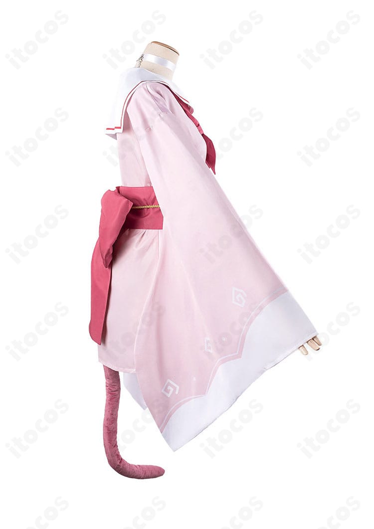 右側面ディテール。袖口や帯の重なり、レッグカバーのシルエットが確認できる画像。