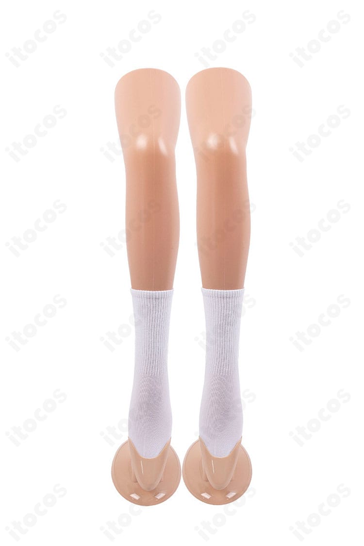 付属ソックスとアクセサリーのディテール。足元のリブ感と色合わせ、コーデのアクセントポイントをクローズアップ。