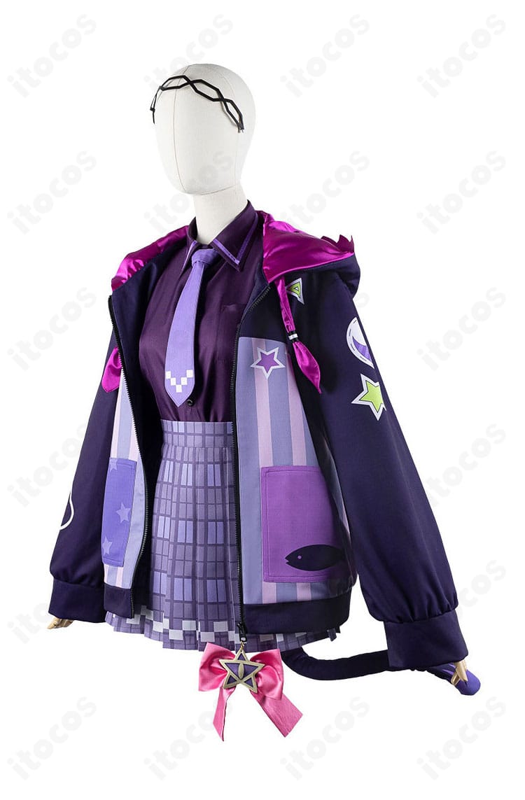 左側からのアングルで捉えた紫咲シオン 新衣装。ウエストから裾の流れを強調