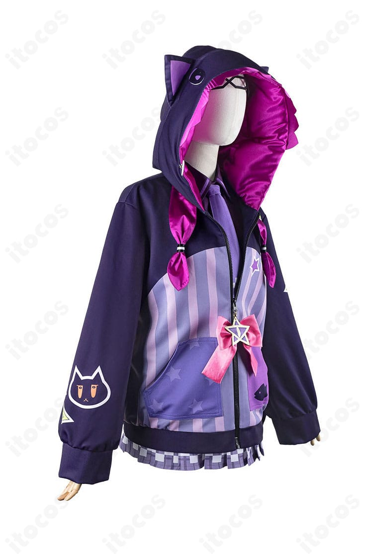 紫咲シオン 新衣装コスプレの右側面。太ももベルトやシルエットのラインを強調