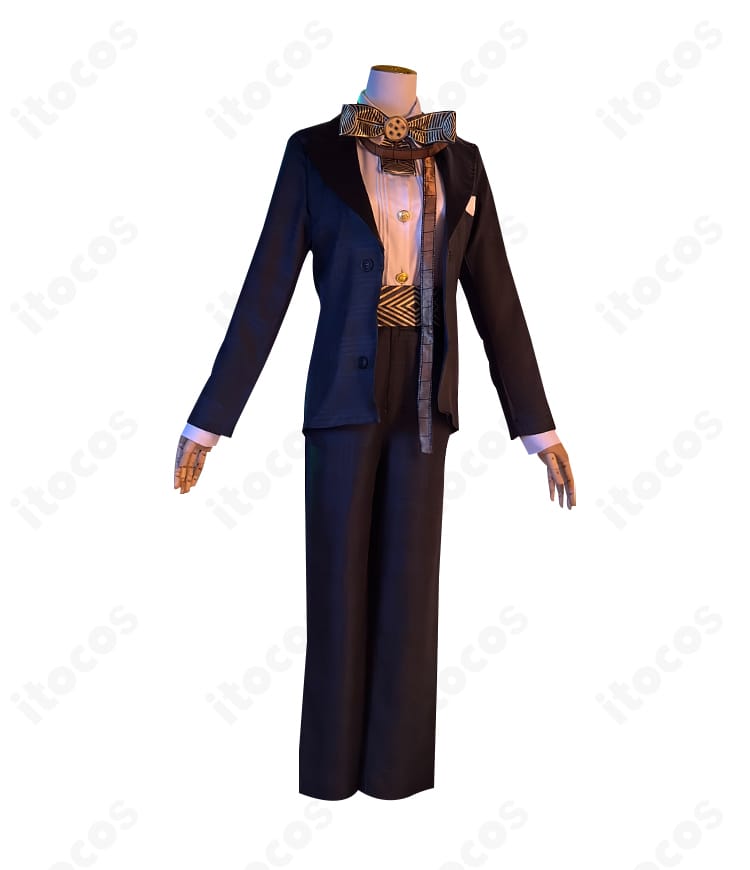 第五人格 囚人コスプレ衣装の側面。コートのラインとパンツのバランス、立ち姿の美しさを確認できるアングル。