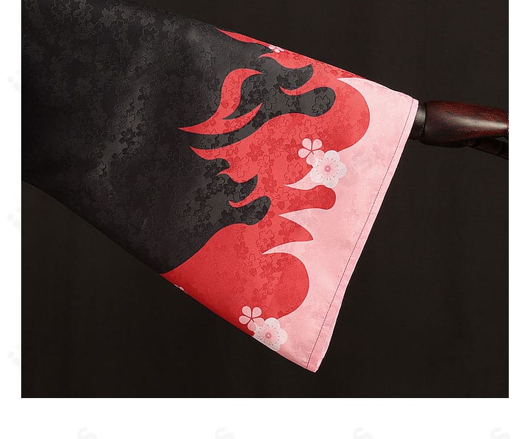 袖の装飾ディテール。カフやトリムの仕上がりから質感の良さが伝わります。