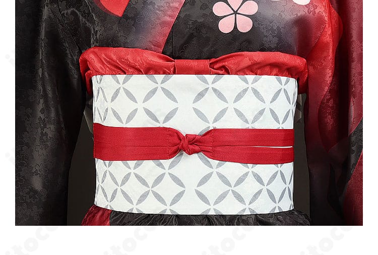 ウエストベルト装飾のディテール。特徴的なモチーフで全体の印象を引き締めるデザイン。