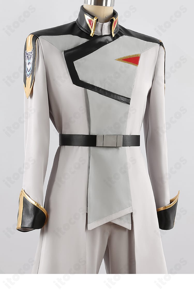 キラ・ヤマト 准将服コスプレの装飾ディテール。徽章モチーフや刺繍風意匠の質感が分かる接写。