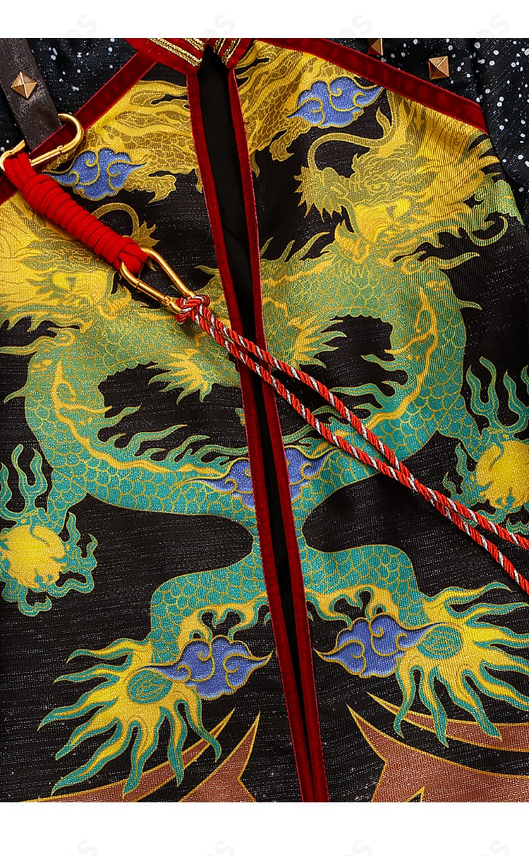 影片みか スカウト！黄金天衣装の装飾クローズアップ。徽章、刺繍調モチーフ、ベルト金具など細部の質感を示す画像。