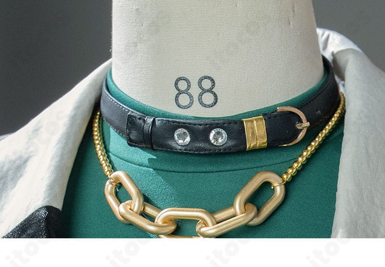 蓮巳敬人 デリジェント・グレイのチョーカー（頸飾）ディテール。質感と留め具の意匠が分かる画像