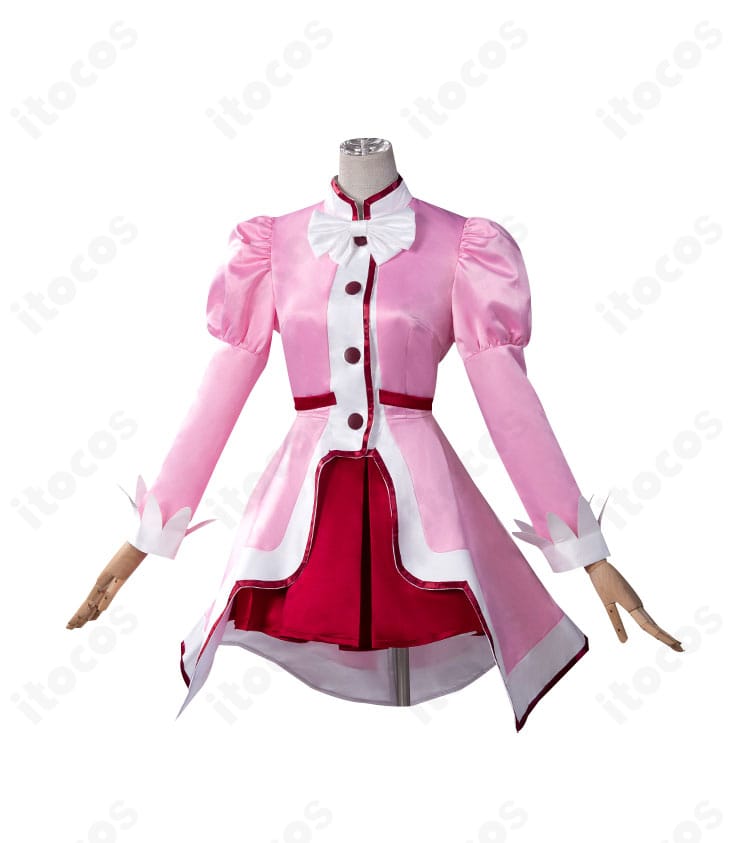 ファイン衣装の側面。スカートのボリュームとラインの美しさが分かる角度。