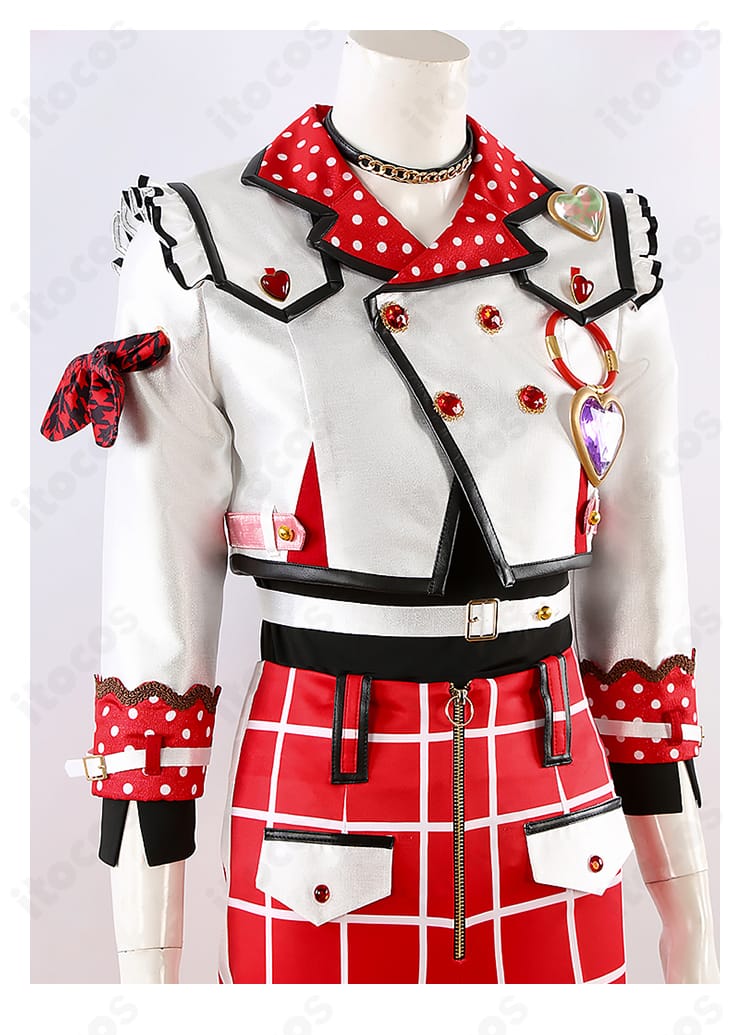 Made Me衣装の刺繍・装飾パーツのクローズアップ。精密なステッチと金属調パーツの質感が特徴。