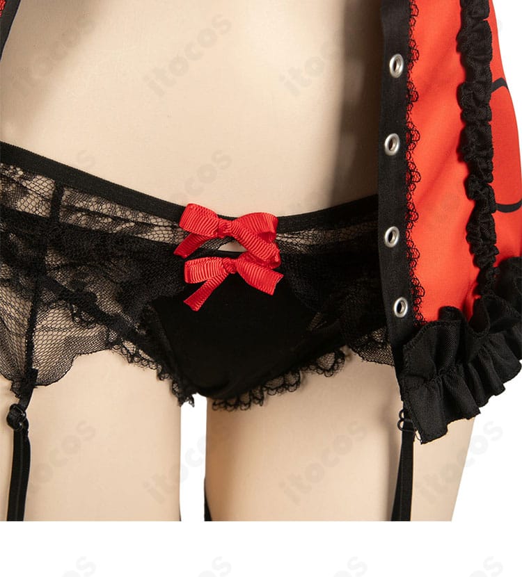 ショートパンツとガーターベルトの装飾アップ。金具の配置とレースの重なりを鮮明に表現。