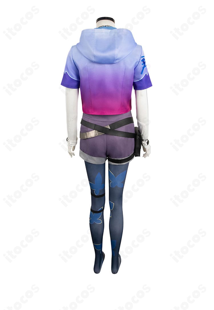 ヴァロラント クローヴ衣装の背面ディテール。コートのラインとバックのシルエットを確認可能