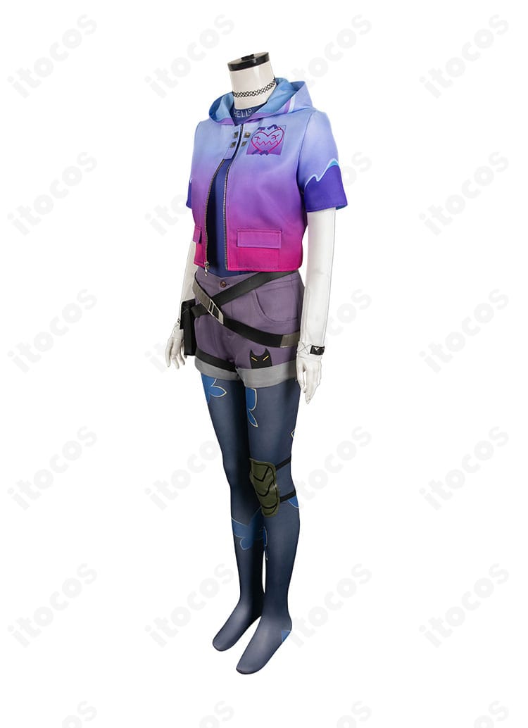 クローヴ コスプレ衣装の側面ビュー。ベルトとレッグポーチの配置がわかるスタイリッシュなデザイン