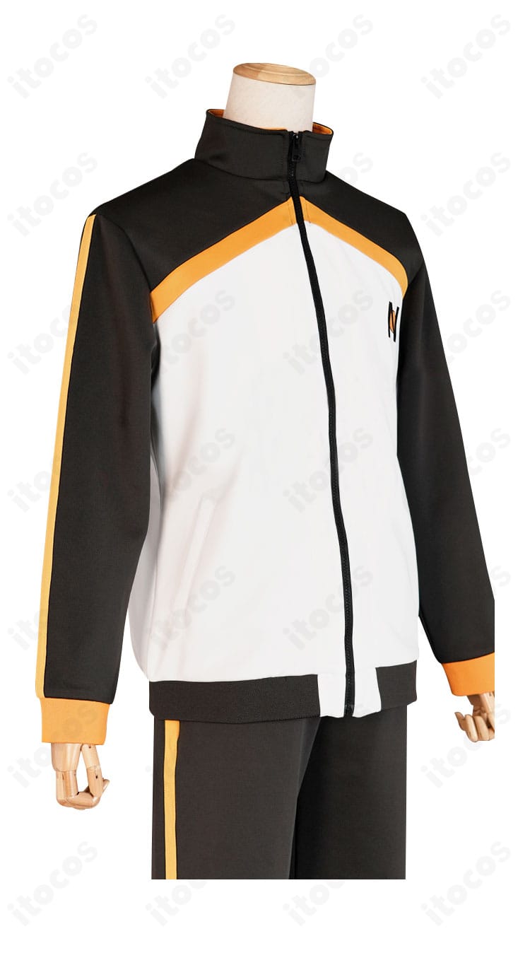 右側面から見たナツキ・スバル衣装。サイドラインとシルエットの直線的な落ち感を確認できる。