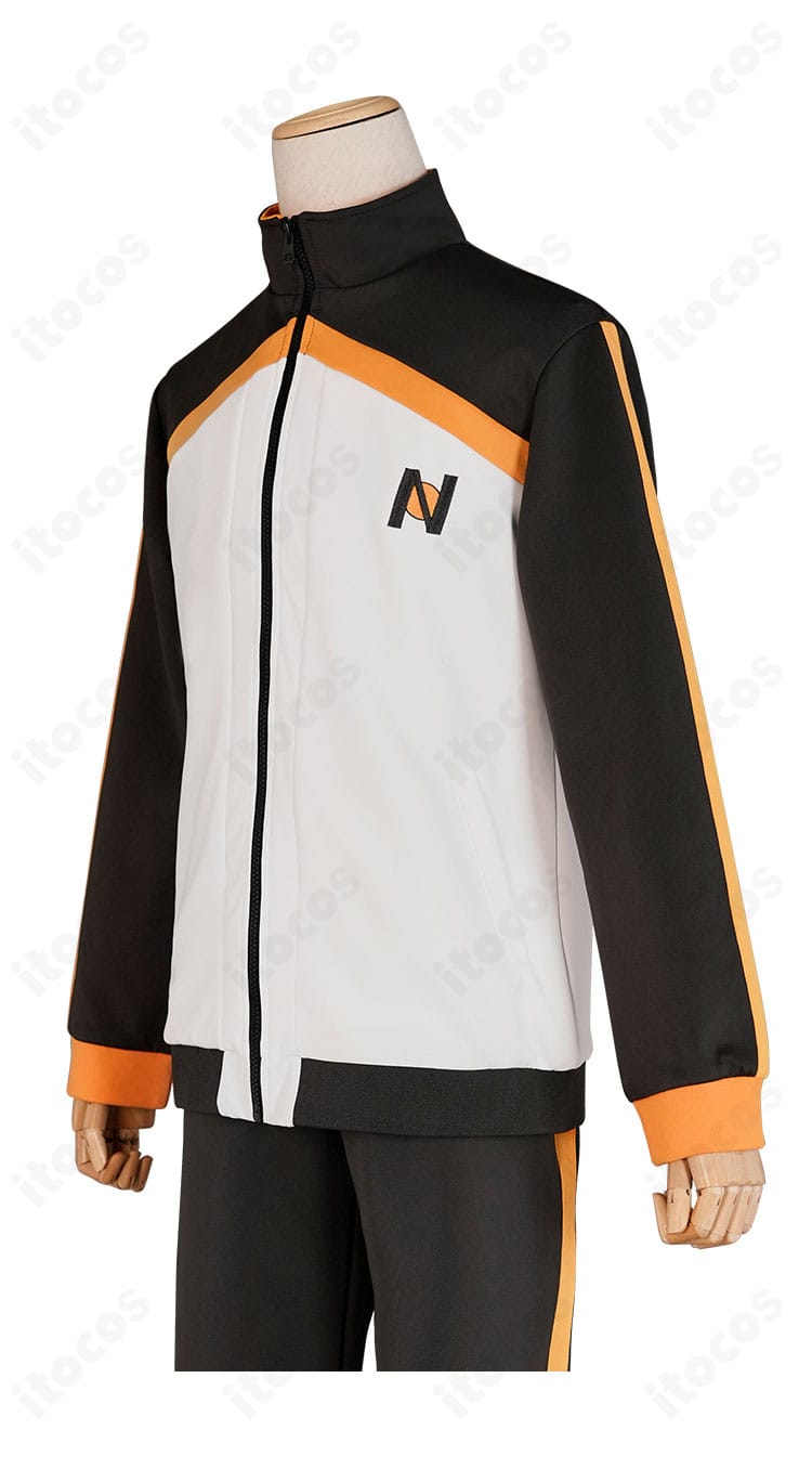 左側面からの全身ショット。袖とパンツのライン配置がわかり、全体バランスを把握できる。