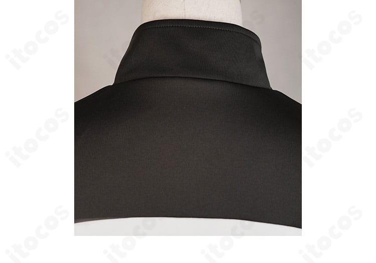 背面ヨーク周辺のアップ。背面ラインの通りと縫い目の整いを示すディテール。