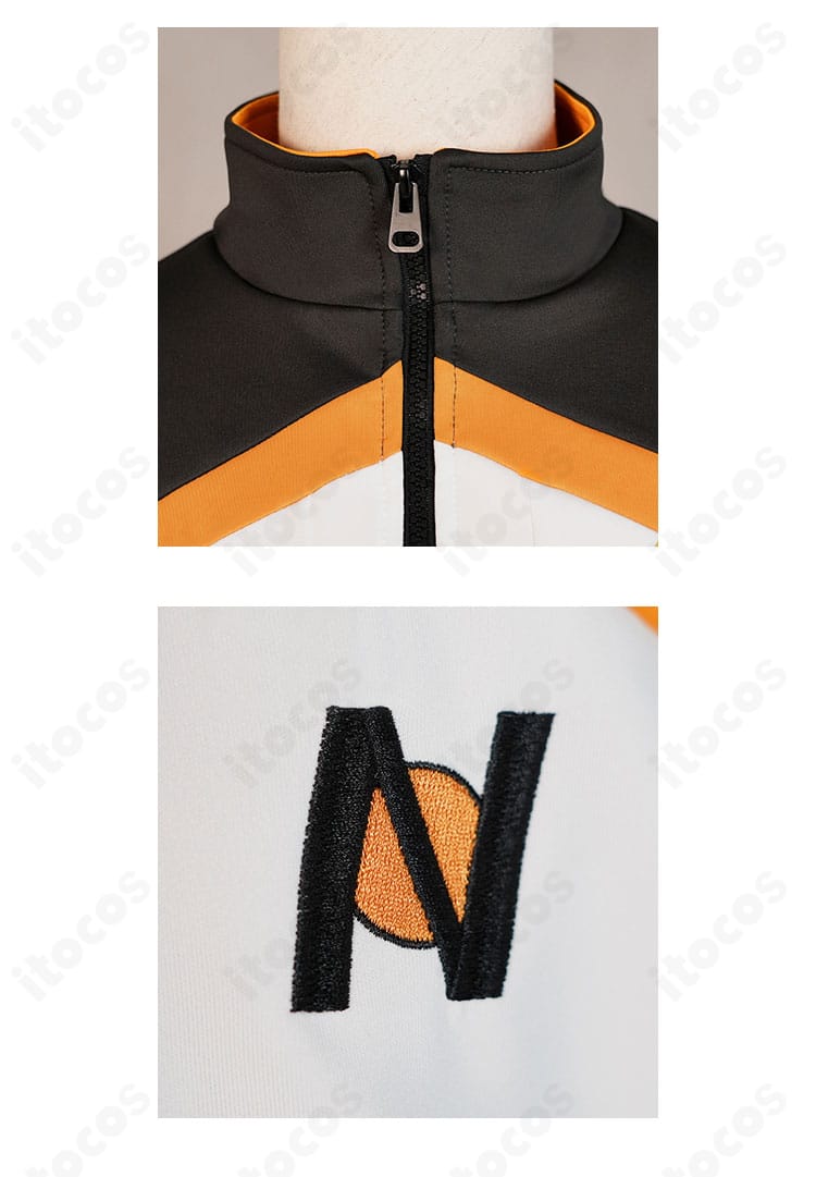 上着の襟元と文字装飾の近接写真。立ち襟と胸元のモチーフでキャラクター性を表現。