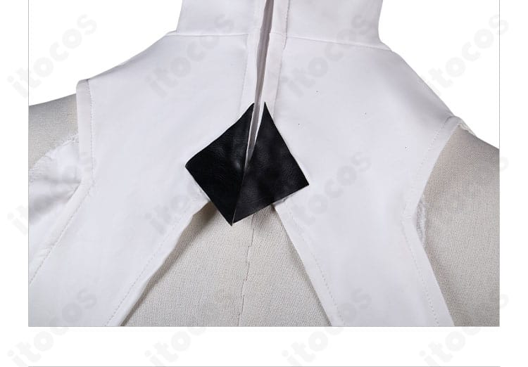 背面ディテール。背中の切り替えと装飾の取り付け精度が確認できる画像。