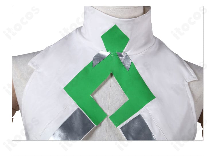 襟元ディテール。繊細な装飾と刺繍風の意匠、縁取りの丁寧な縫製が見えるクローズアップ。