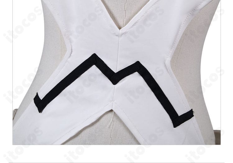 腰まわり装飾の接写。ベルト風モチーフの形状と質感、位置関係が分かる画像。