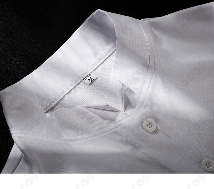 シャツ内側のディテール。襟元や内側の清潔感ある仕立てを示す。