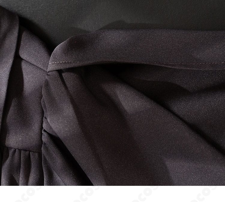 コートの詳細。前立てやラペルの形状が分かるクローズアップ。