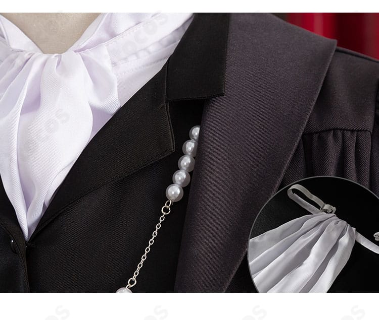 スカーフと襟元装飾のアップ。結び目の見え方や首周りの上品な印象を示すディテール。