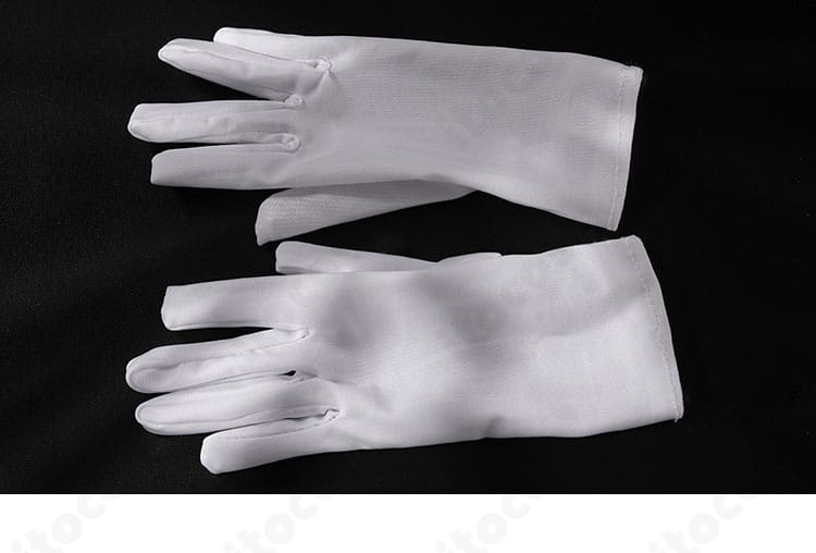 手袋のクローズアップ。フィット感と縫製の整いを確認できるディテール。