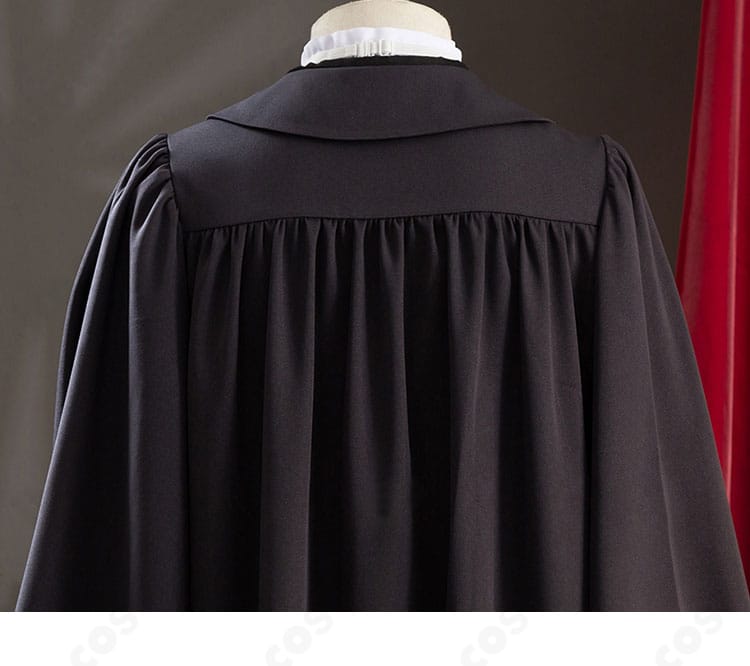 背面ディテールの近接。コート背面の切り替えや装飾の再現度を示す。