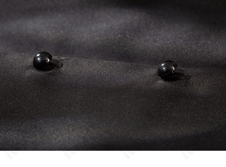 ボタンのディテール。装飾性と堅牢さを両立した意匠のアップ。