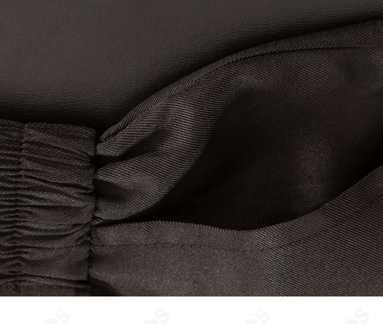 パンツのポケット詳細。実用的なポケット位置と仕立てが見える。