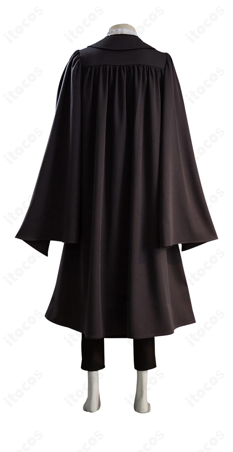 同衣装の背面。コートのラインと背面ディテールが確認できるカット。