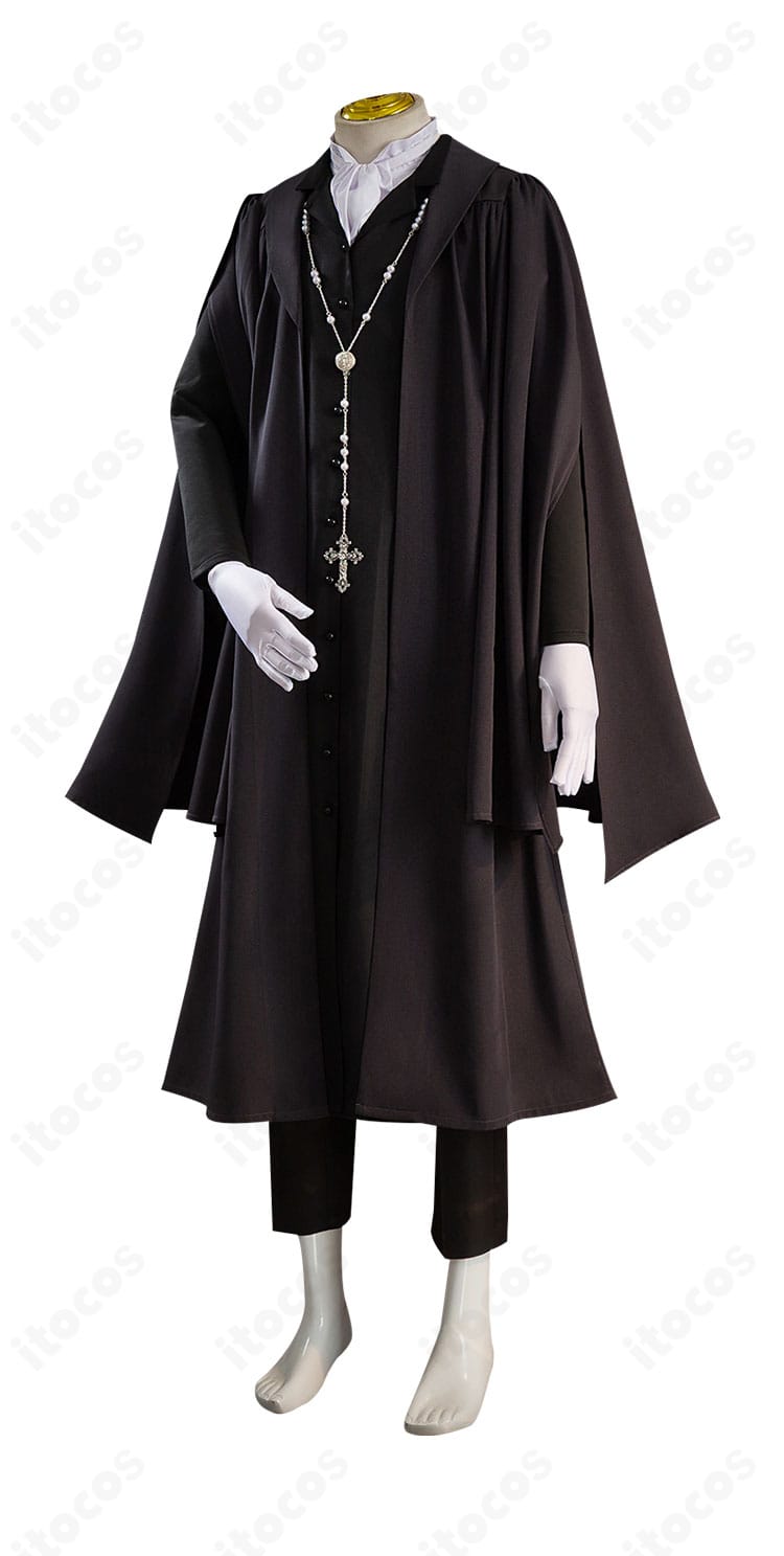 同衣装の側面。コートの落ち感とパンツのシルエット、小物のバランスがわかるアングル。