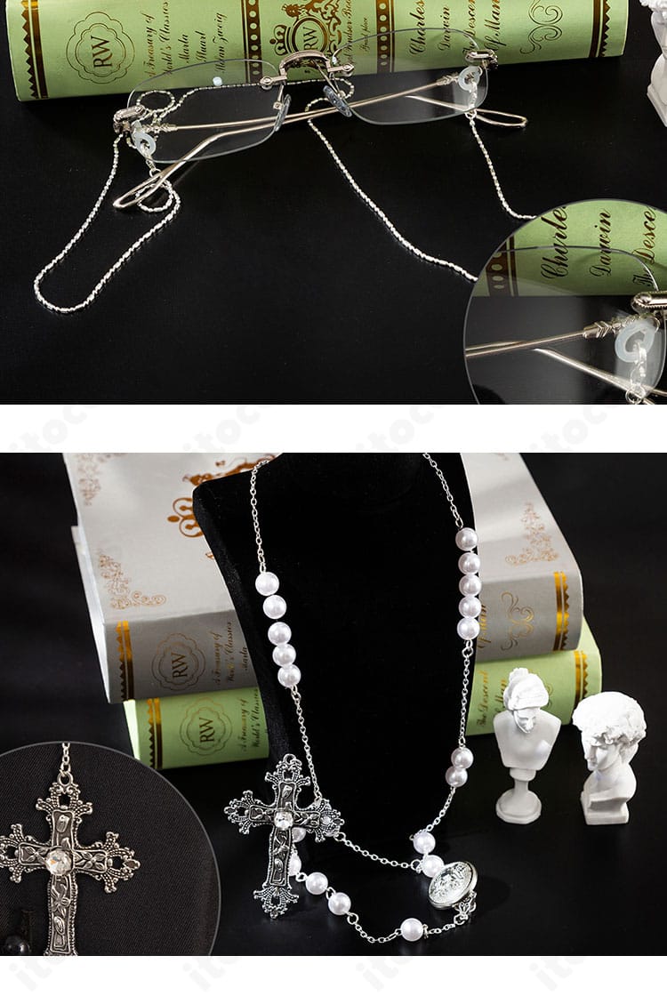 アクセサリー一式のアップ。ネックレスと小物のディテールで世界観を強調。