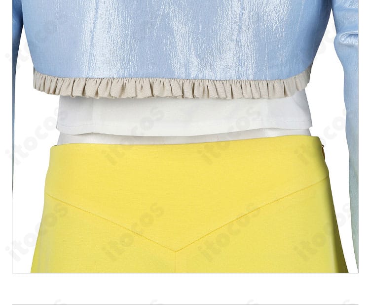 背面裾周りにフォーカスした写真。ドレスの裾デザインとドレープ感を表現。