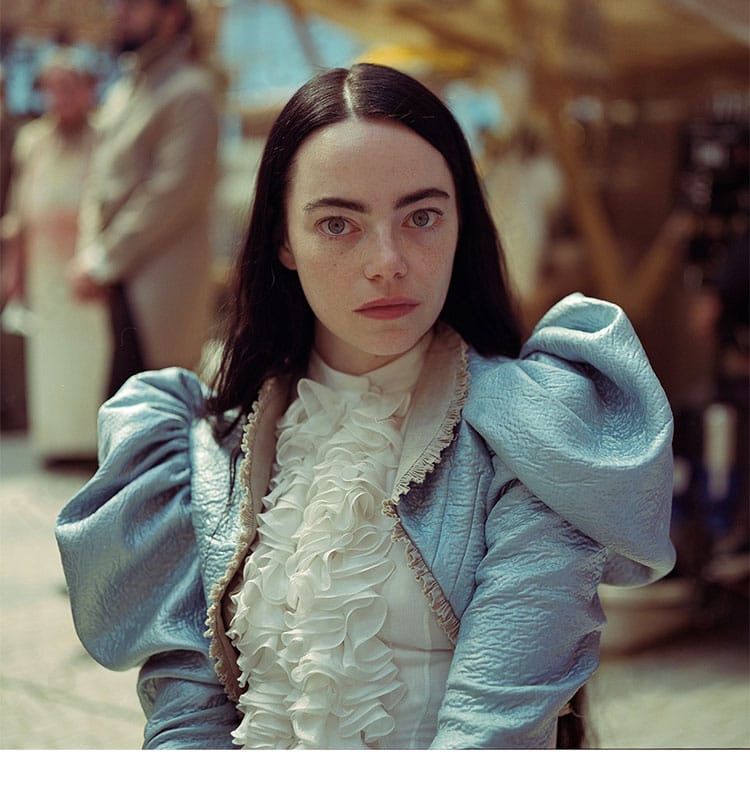 ベラ・バクスターのコスプレ衣装一式。映画『哀れなるものたち』のクラシカルな雰囲気を再現した全身イメージ。