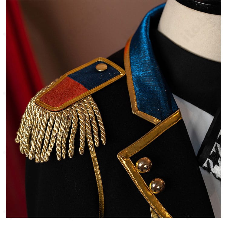 肩部装飾の近接。肩章と縁取りでステージ感を演出