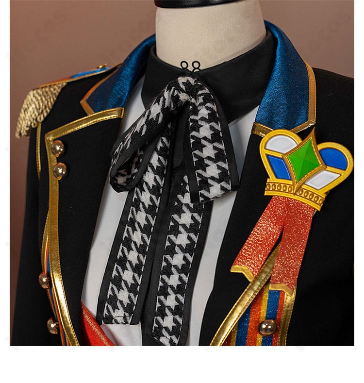 前胸部分の刺繍と装飾アップ。細密なステッチと立体パーツの質感