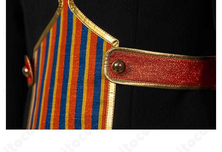 コート外装の装飾ディテール。縁取りやパーツ配置を細部まで再現