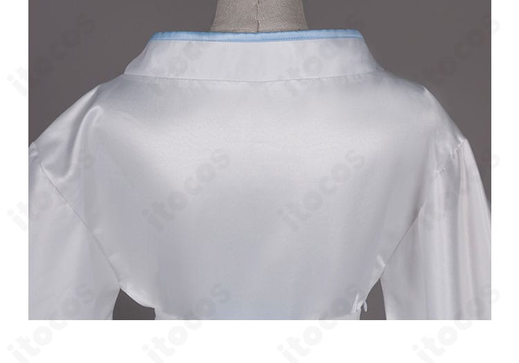 神化衣装の背面装飾ディテール。生地質感とトリムの仕上げが見える。