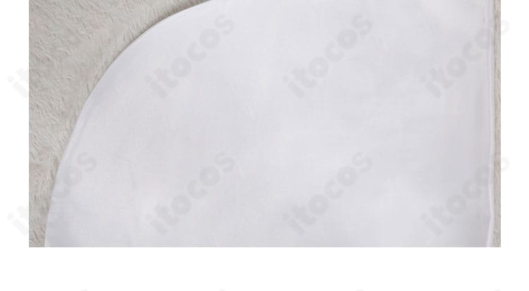 神化衣装の襟元刺繍ディテール。模様の密度と縫製の丁寧さを表現。