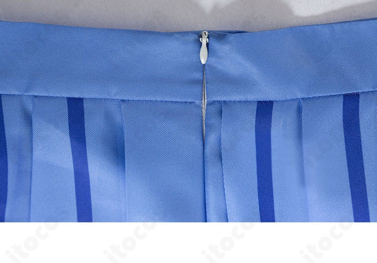 ラブライブ！ コスプレ衣装のスカートとチェーン装飾の近接ディテール