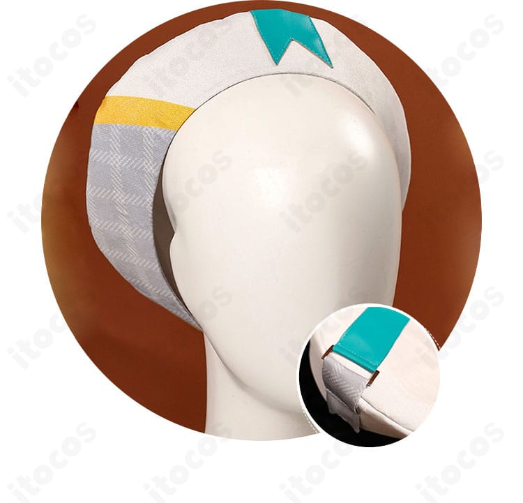 帽子アクセサリーの近接図（縁取りとエンブレム風装飾の質感）