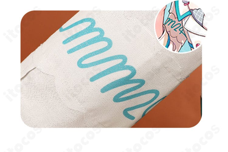 袖口装飾の近接図（カフス部分の縁取りと配色）